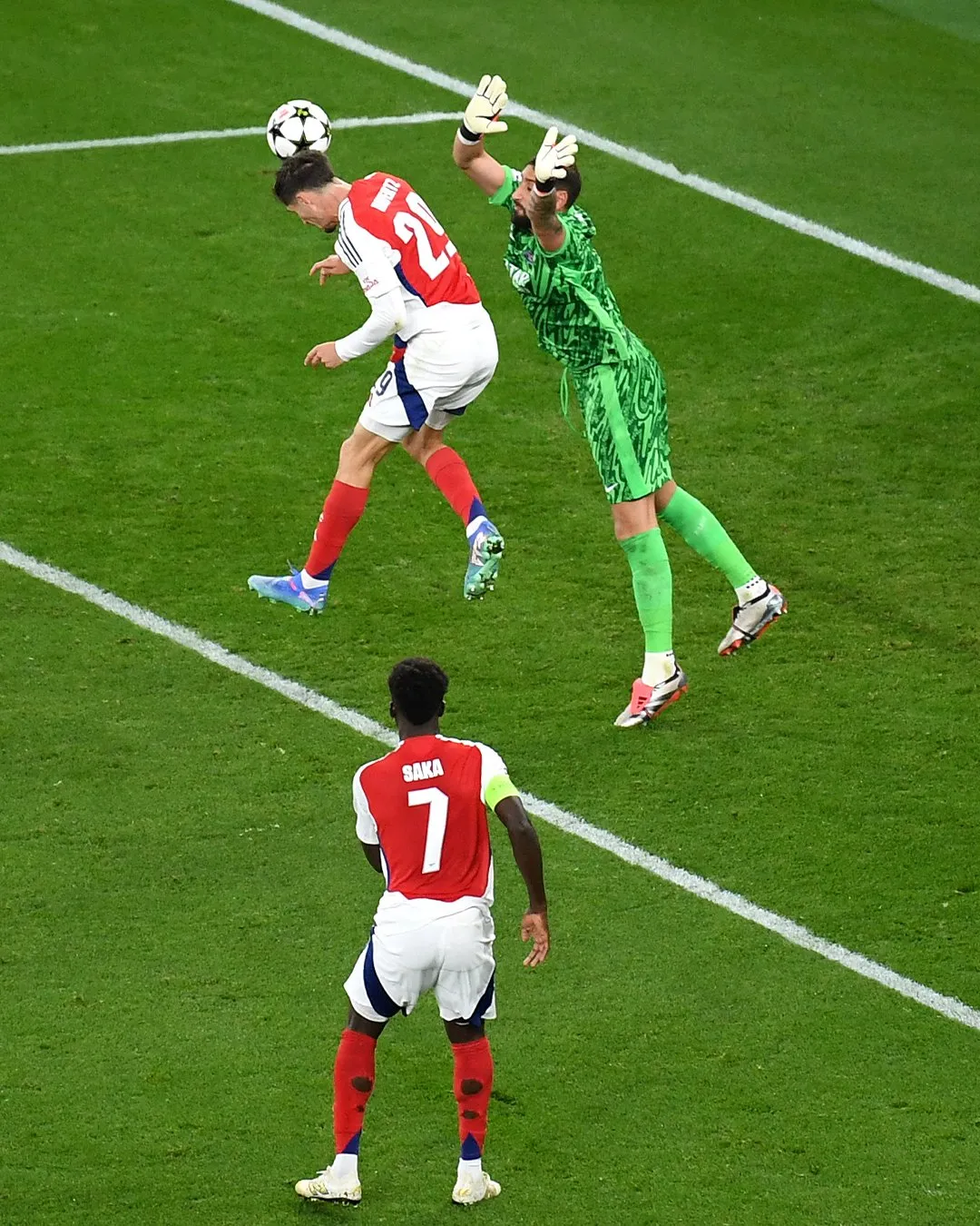 Arsenal's first-half show sinks Paris St-Germain