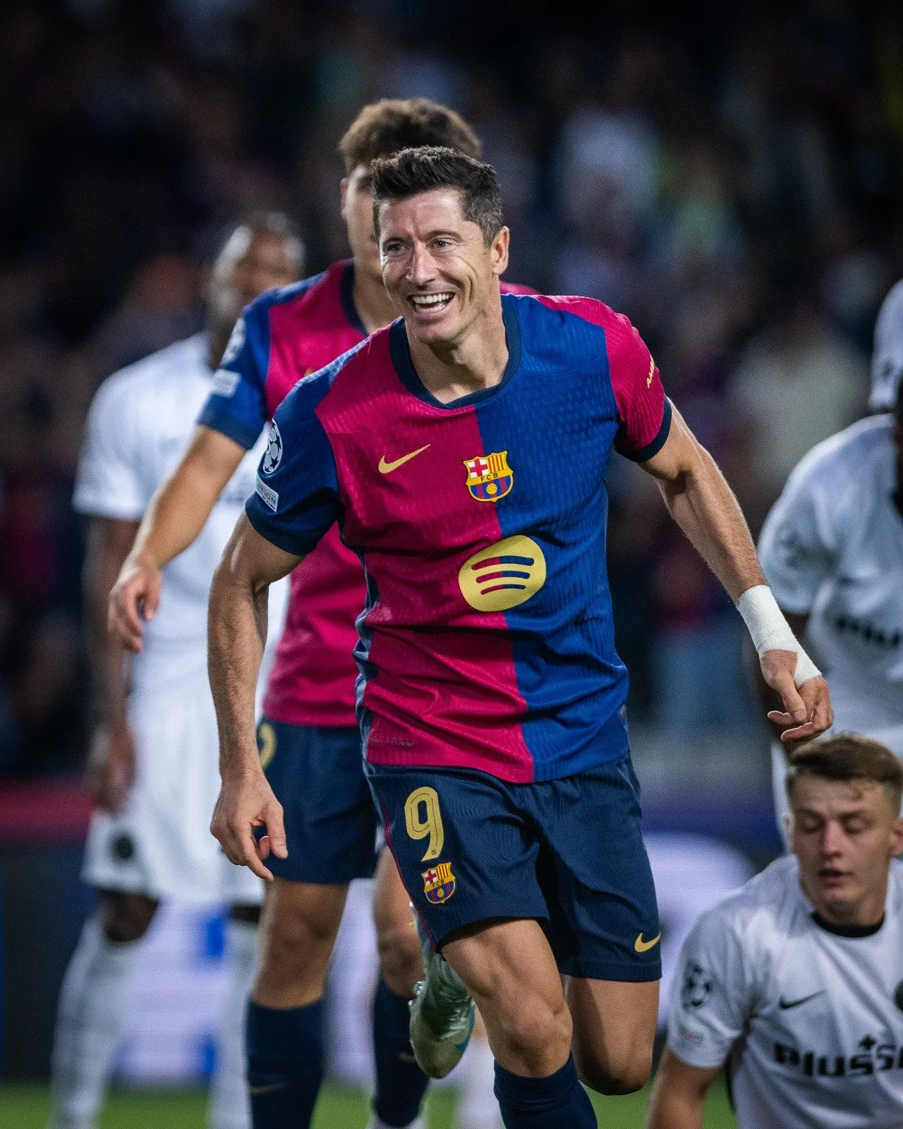 Lewandowski scores twice as Barca thrash Young Boys