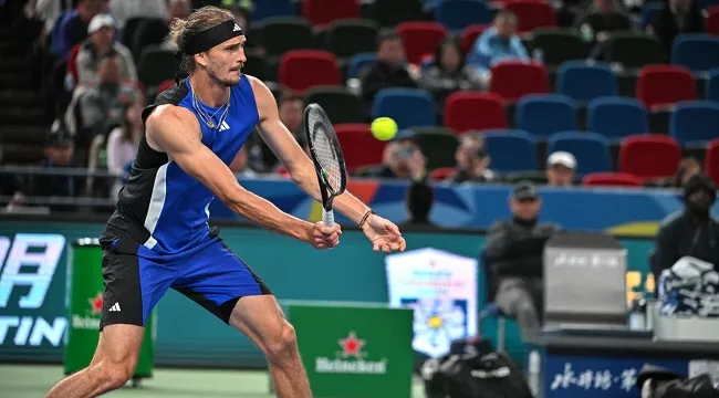 Zverev scrapes through, Djokovic cruises to last 16