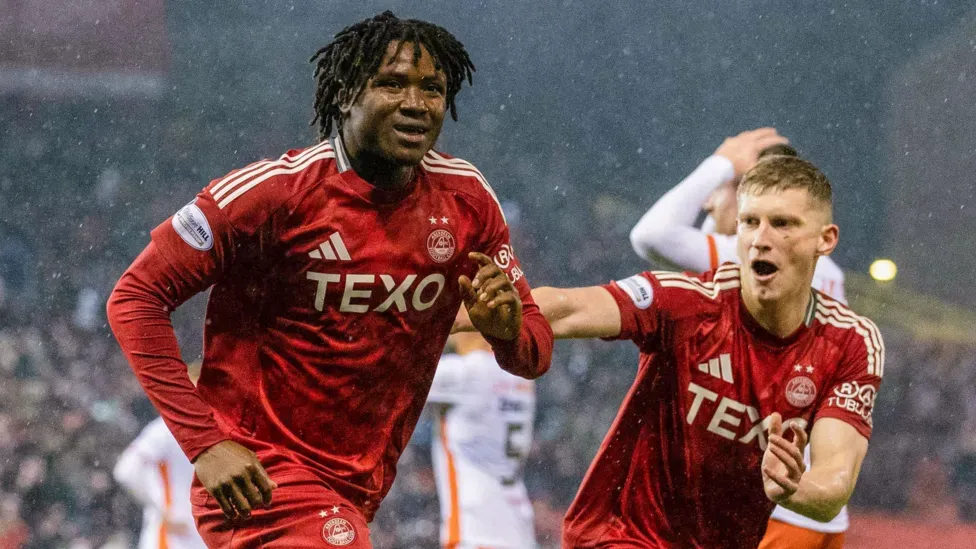 Aberdeen beat Dundee Utd to go top of Premiership