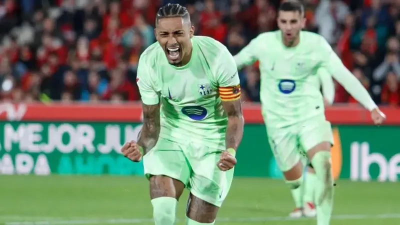 Raphinha hits double as ruthless Barcelona end winless run