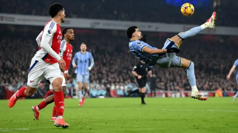 Tottenham's striker out for 'around six weeks'