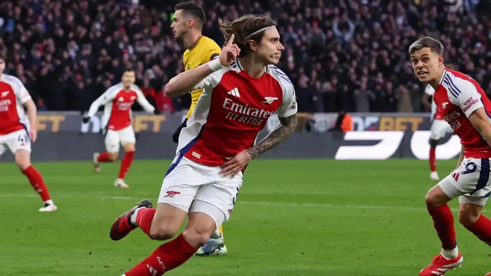 Arsenal beat Wolves despite Lewis-Skelly red card