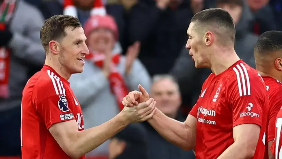 Forest hang on to beat Saints and move level with second-placed Arsenal