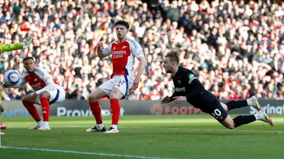 West Ham win dents Arsenal title bid as Lewis-Skelly sent off