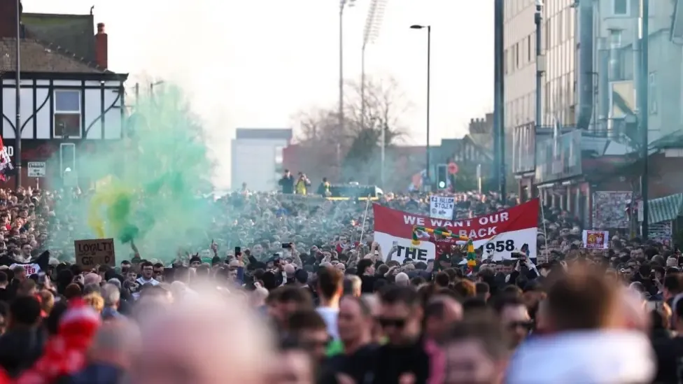 Thousands of Man United fans protest against club's ownership