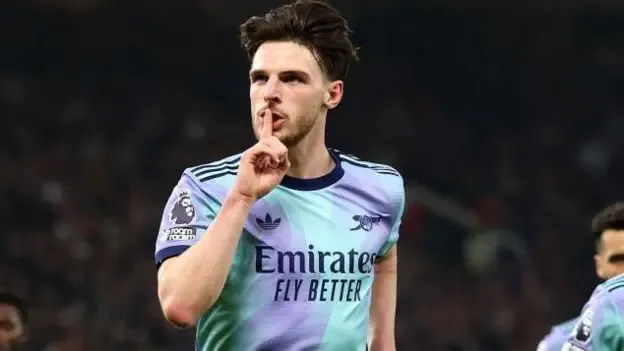 Arsenal held by Man United as title hopes fade