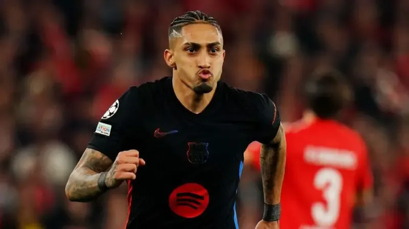 Raphinha strikes as 10-man Barcelona snatch win at Benfica