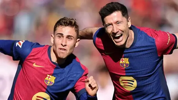 Lewandowski scores twice as Barca reopen gap at top