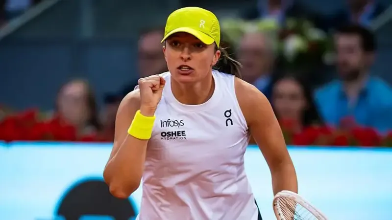 Swiatek beats Noskova to reach last 16 in Madrid