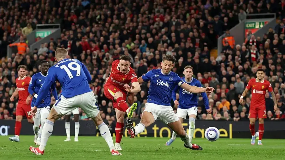 Liverpool edge closer to title with narrow win over Everton