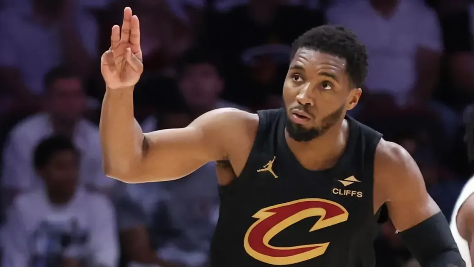 Cavaliers crush Heat to complete sweep, Warriors edge Rockets in thriller