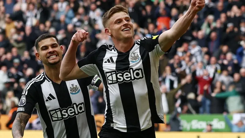 Newcastle beat Man Utd to boost Champions League hopes