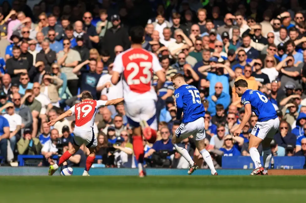Arsenal's title dreams dented in draw at Everton