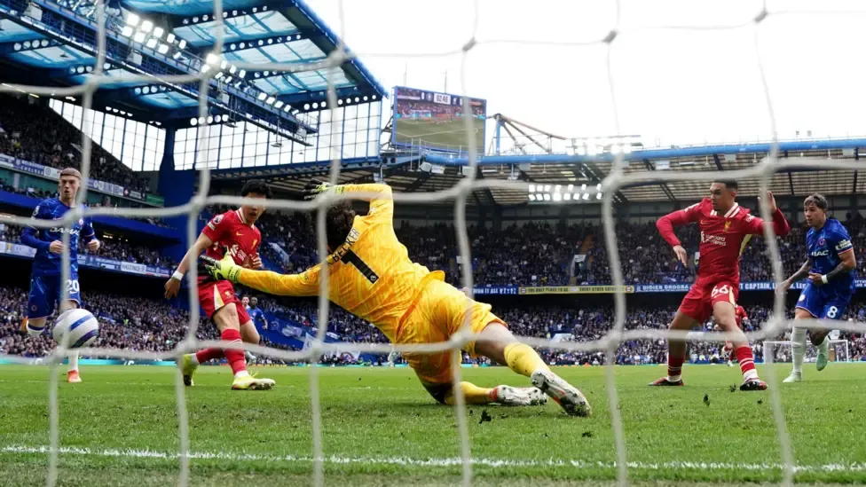 Chelsea strengthen Champions League bid with win over Liverpool