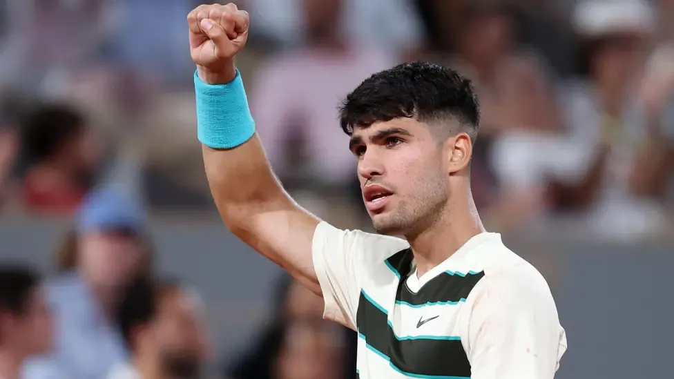 Alcaraz battles past Dzumhur to reach French Open 4th round