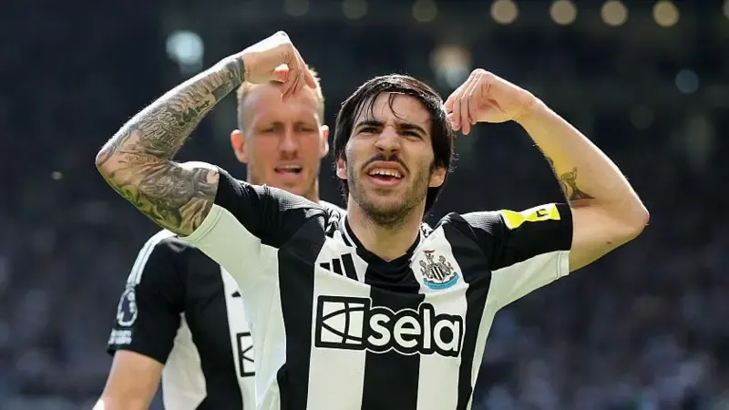 Newcastle edge closer to Champions League spot with vital win over 10-man Chelsea