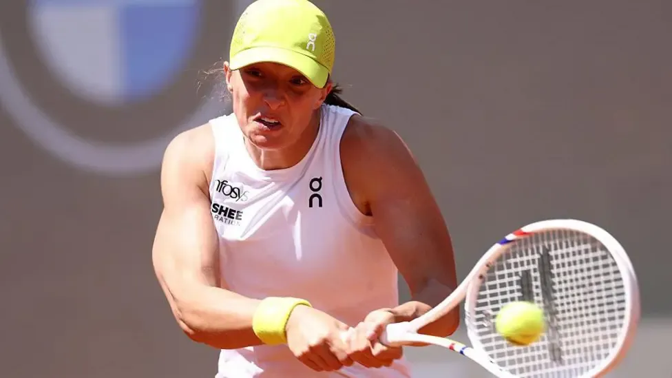 Swiatek storms into third round as Osaka continues clay-court resurgence