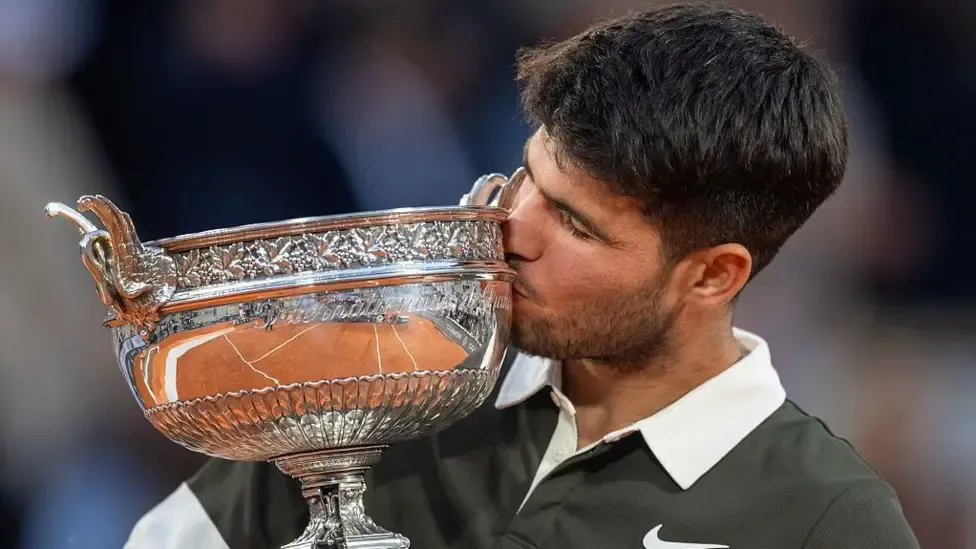 Alcaraz sends Wimbledon warning with Queen’s Club triumph and 18-match winning streak