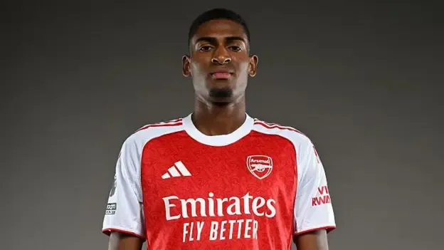 Arsenal sign Mosquera from Valencia