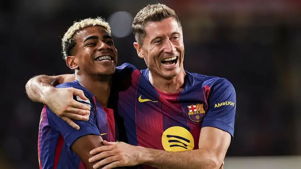 Lewandowski header sends Barcelona top of La Liga
