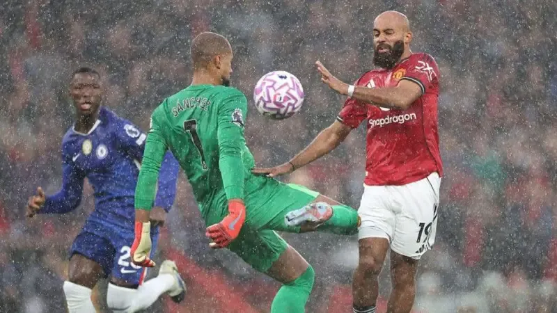 Fernandes and Casemiro fire 10-Man Utd past Chelsea in rain-soaked clash