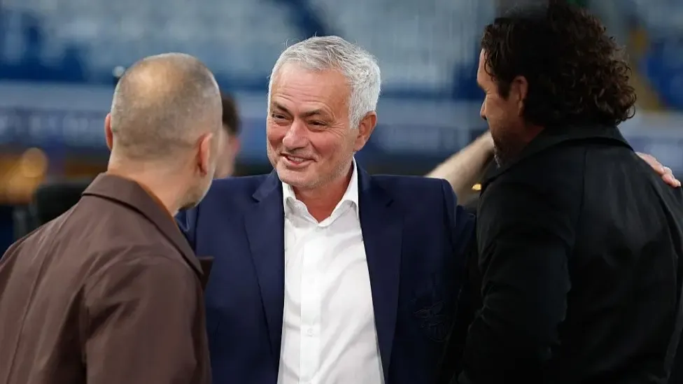 Mourinho receives warm Stamford Bridge welcome on Benfica return
