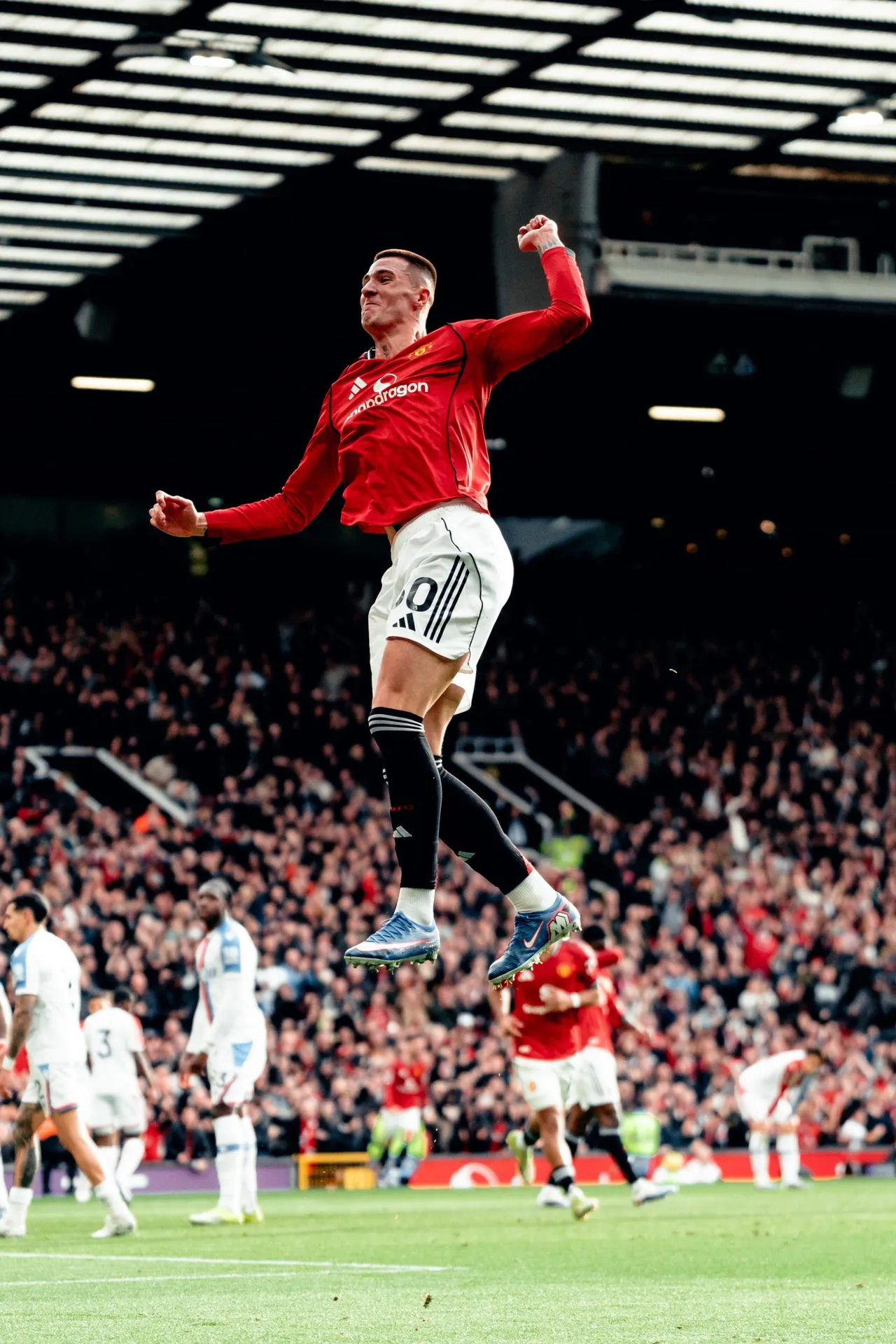 Manchester United Come From Behind to Beat Crystal Palace 2–1 in Drama at Old Trafford