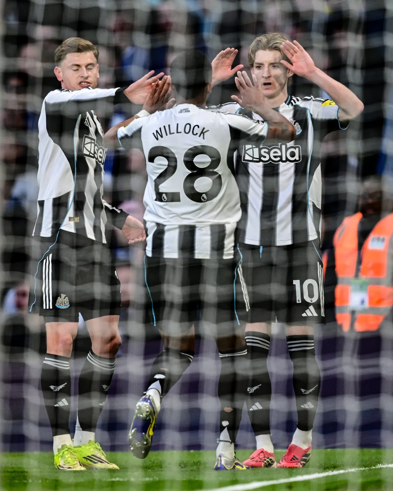 Gordon Strike Stuns Stamford Bridge as Newcastle Edge Chelsea in Premier League Clash