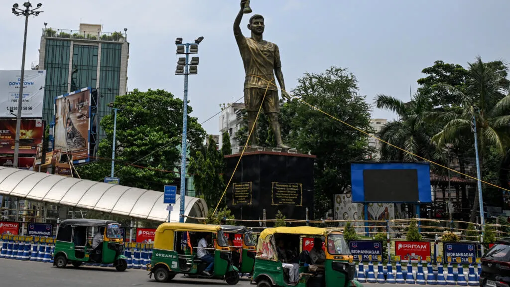 Messi statue in India to be removed after safety concerns