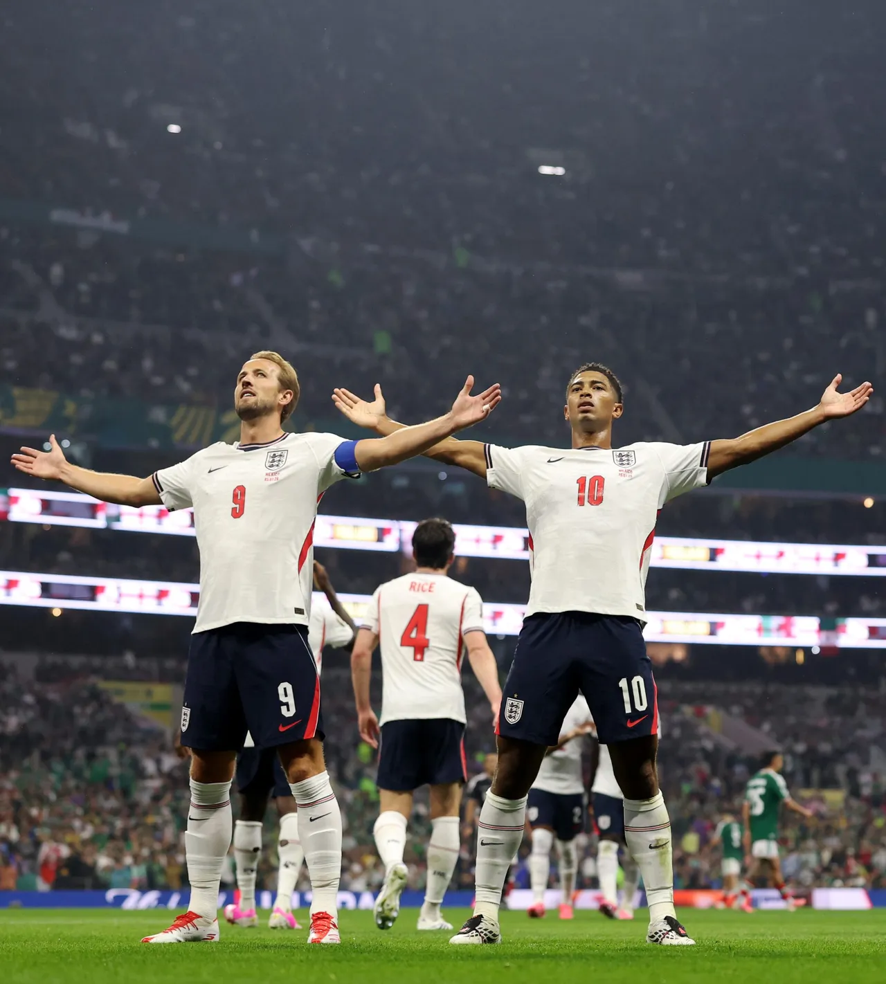 Azteca Epic: Ten-man England outlasts Mexico in five-goal World Cup classic