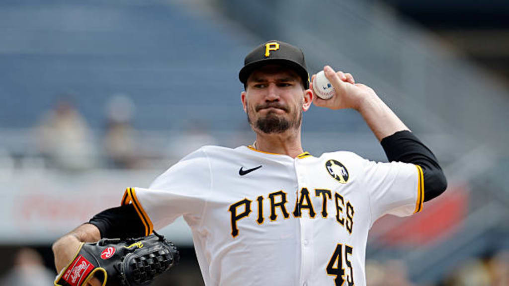 Giants score late, take series over the Pirates