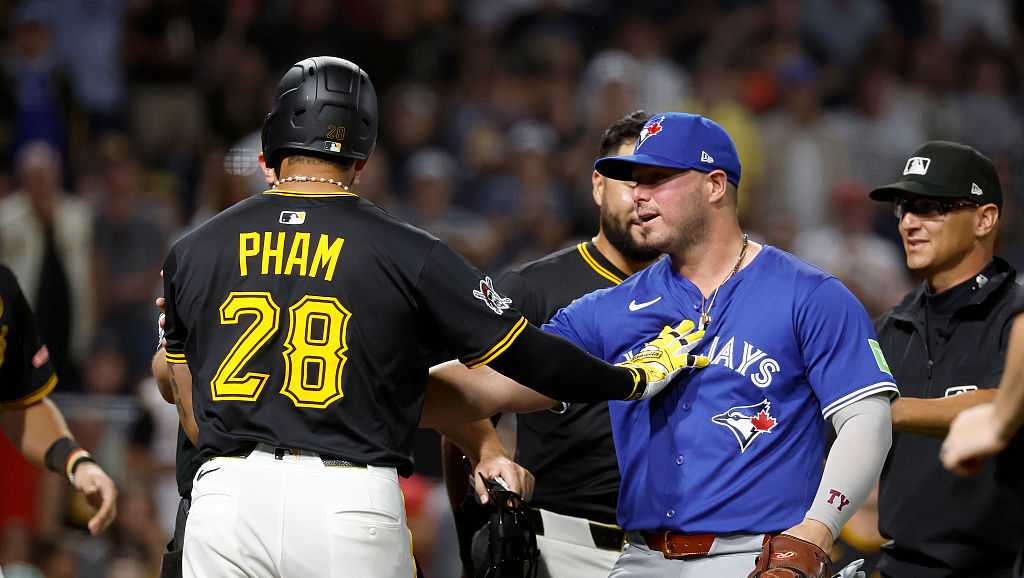 Pirates score three late to beat the Blue Jays 5-2.