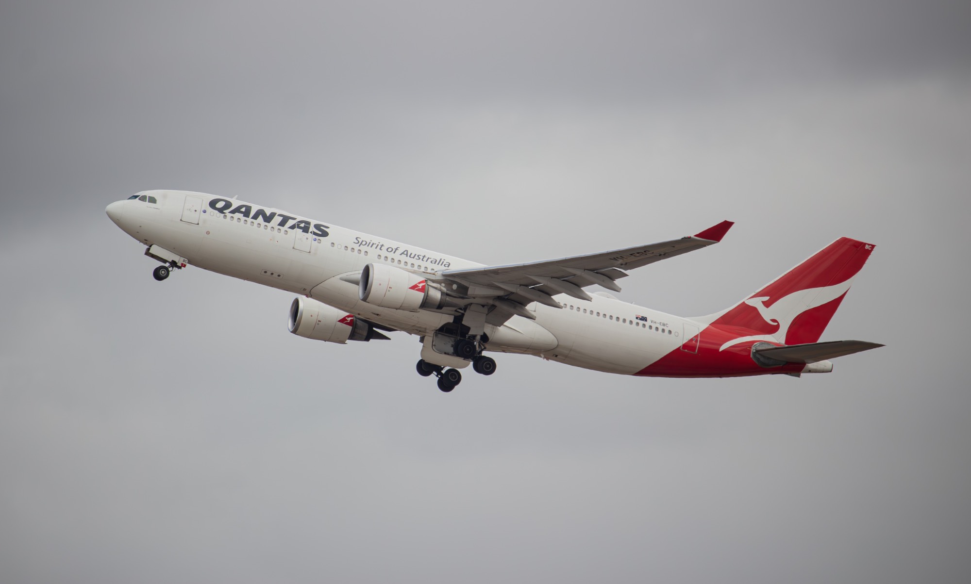 Qantas VH-EBC at YPPH by damo09