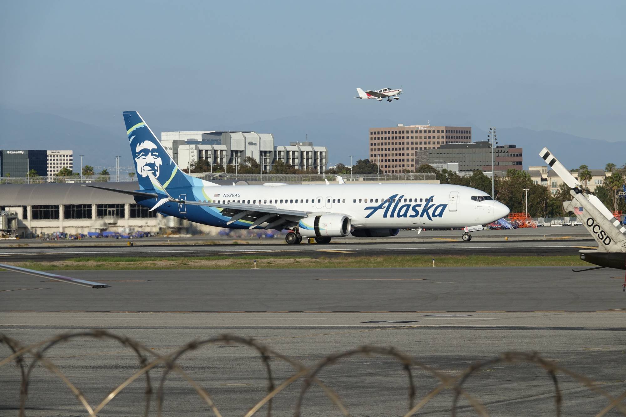 Alaska Airlines N529AS at ksna by tylern0