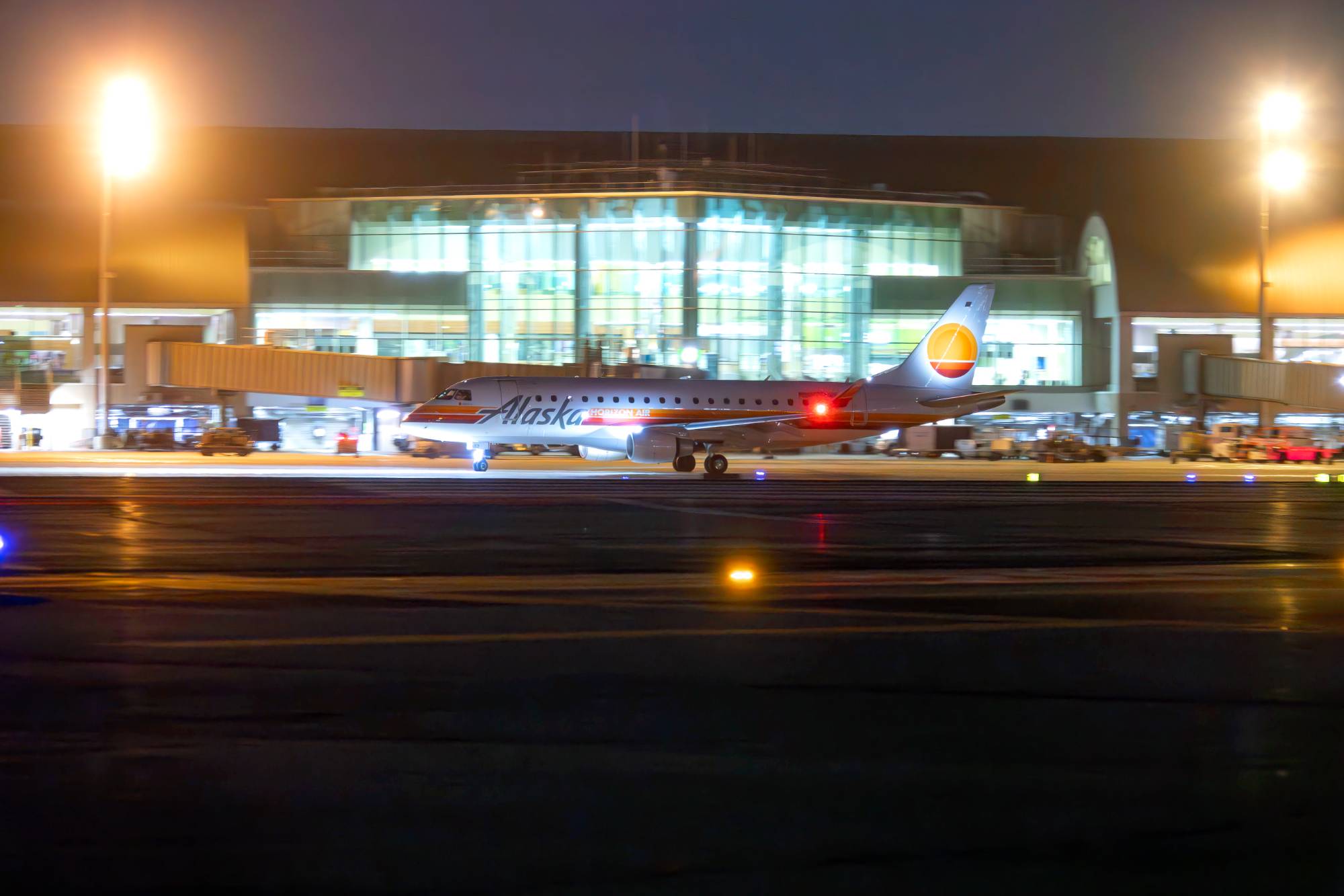 Alaska Airlines (Horizon Air) N652MK at ksna by tylern0