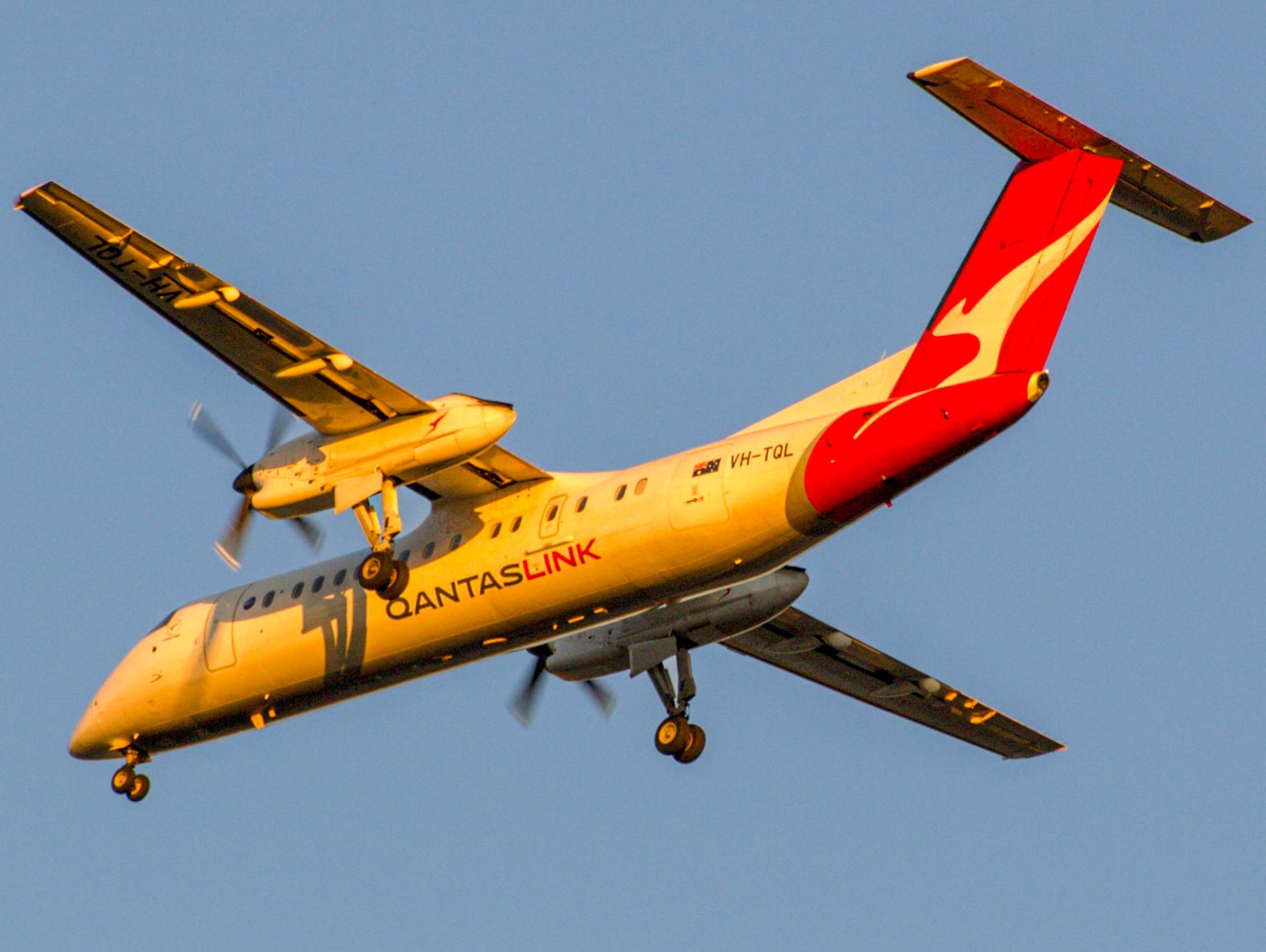 QantasLink VH-TQL at YDPO by Fly45