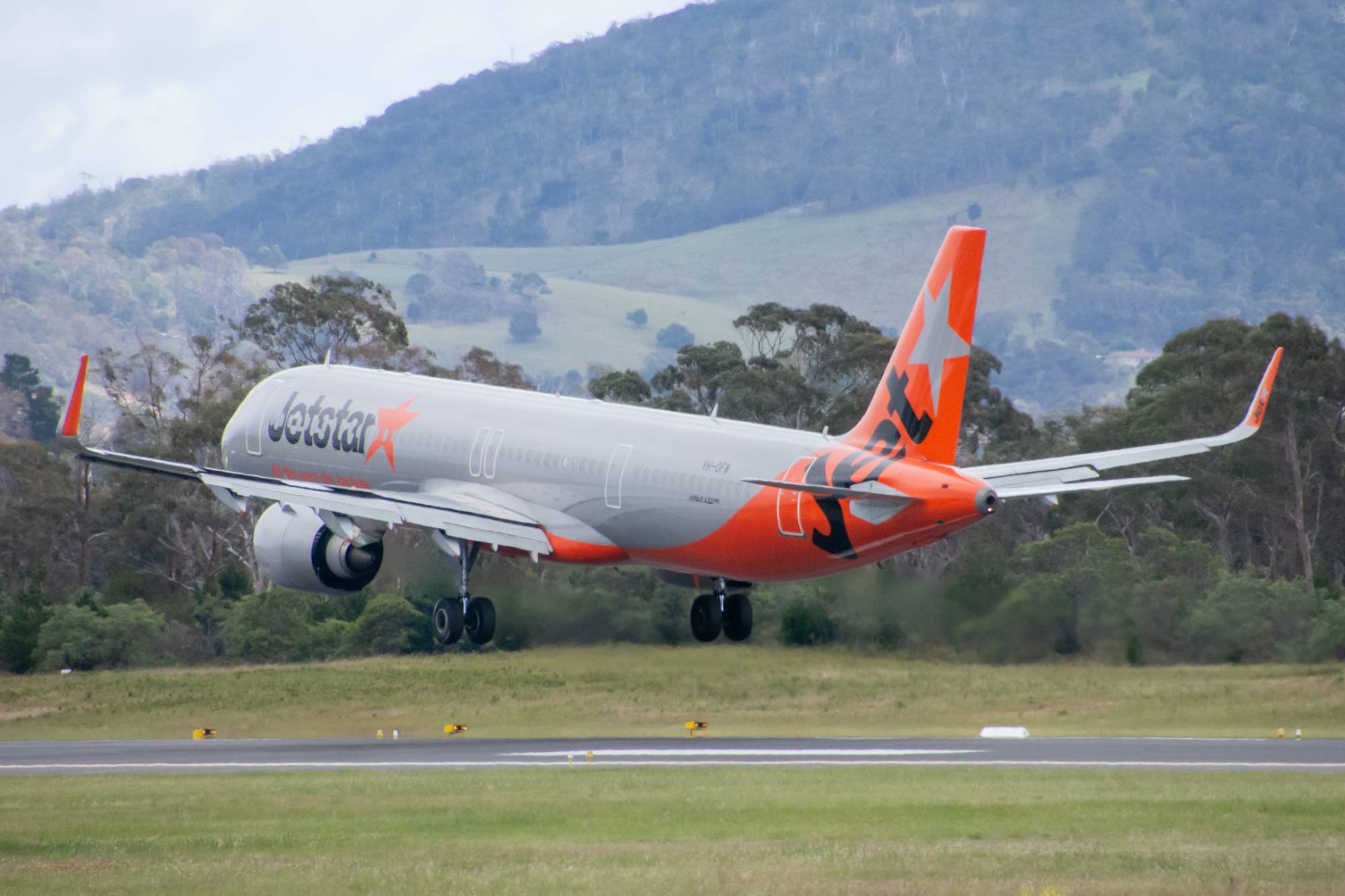 Jetstar VH-OFW at YMHB by Fly45