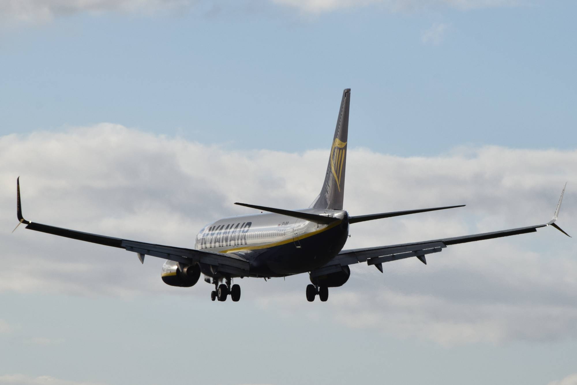Ryanair SP-RNR at EGGD by mj7