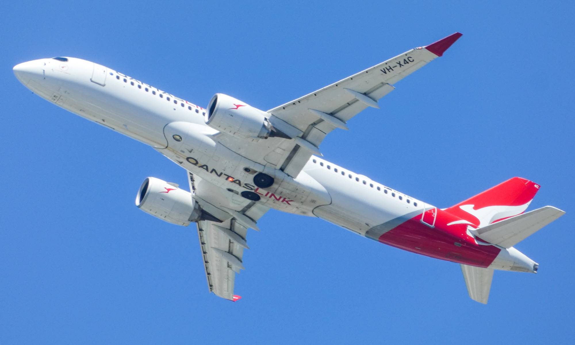 QantasLink (National Jet Systems) VH-X4C at YBCG by SingingAvgeek