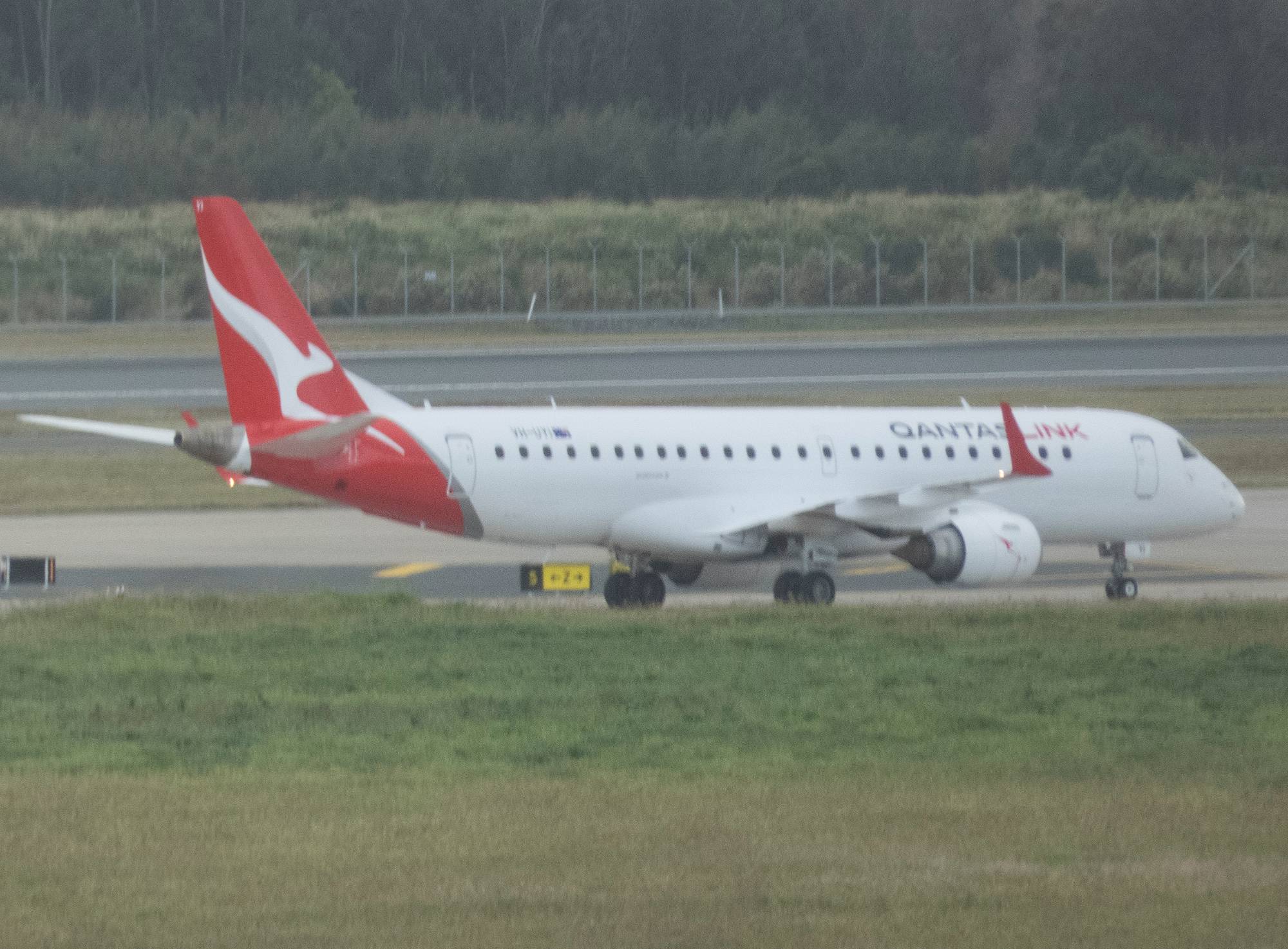 QantasLink (Alliance Airlines VH-UYI at YBBN by SingingAvgeek