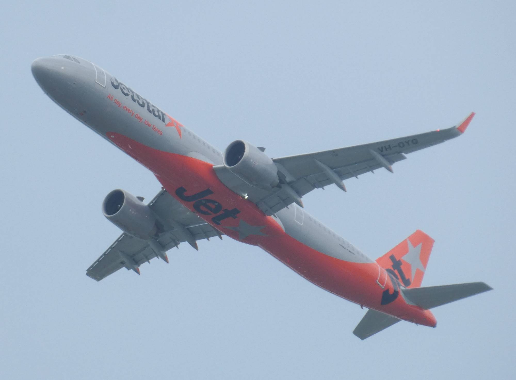 Jetstar VH-OYQ at YBCG by SingingAvgeek