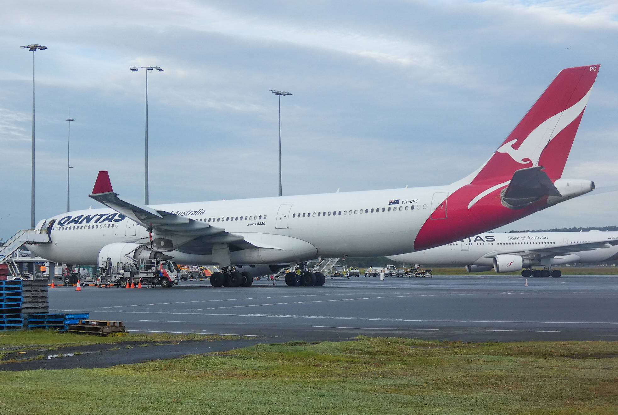 Qantas VH-QPC at YBCG by SingingAvgeek