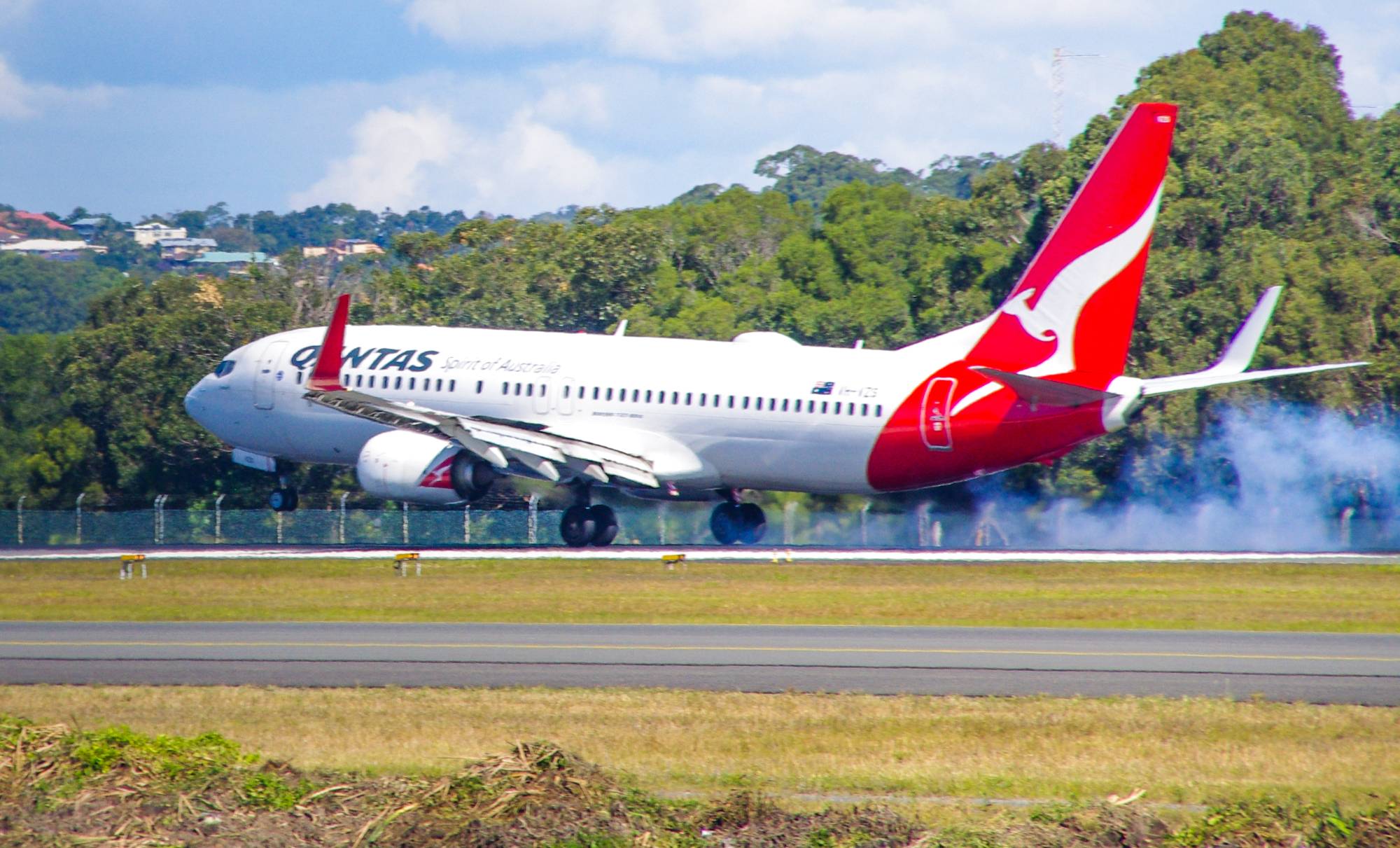 Qantas VH-VZS at YBCG by SingingAvgeek