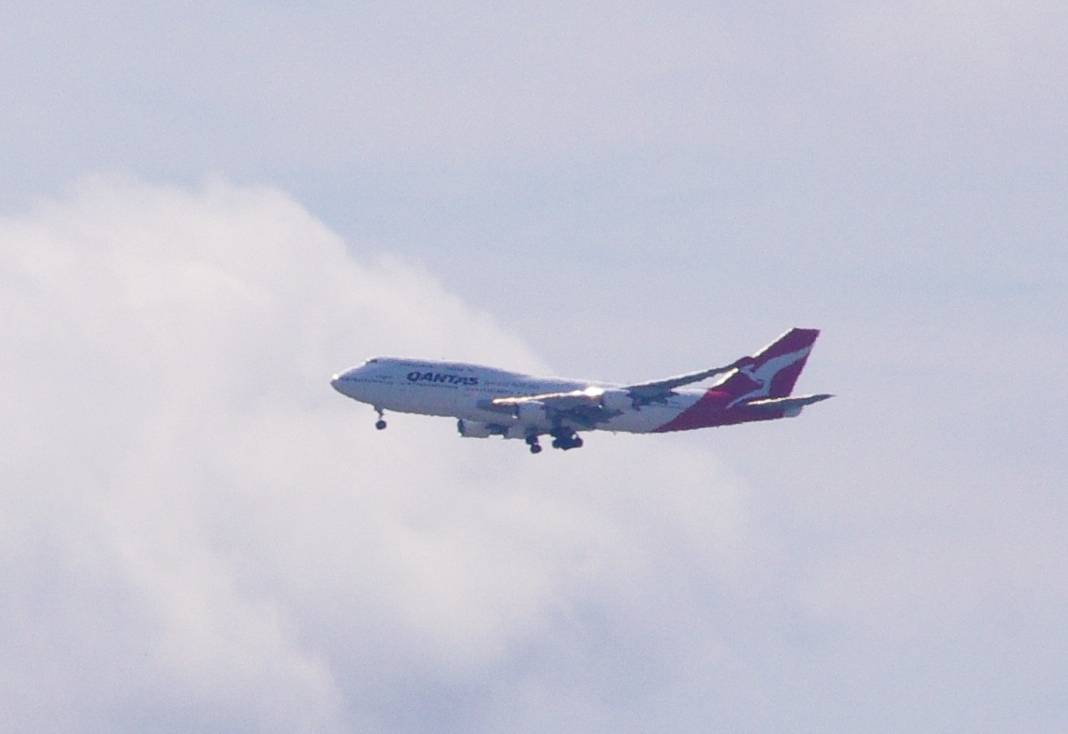 Qantas VH-OEH at YBBN by SingingAvgeek