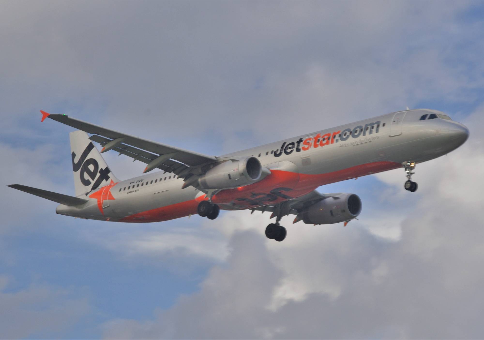 Jetstar VH-VWU at YBCG by SingingAvgeek
