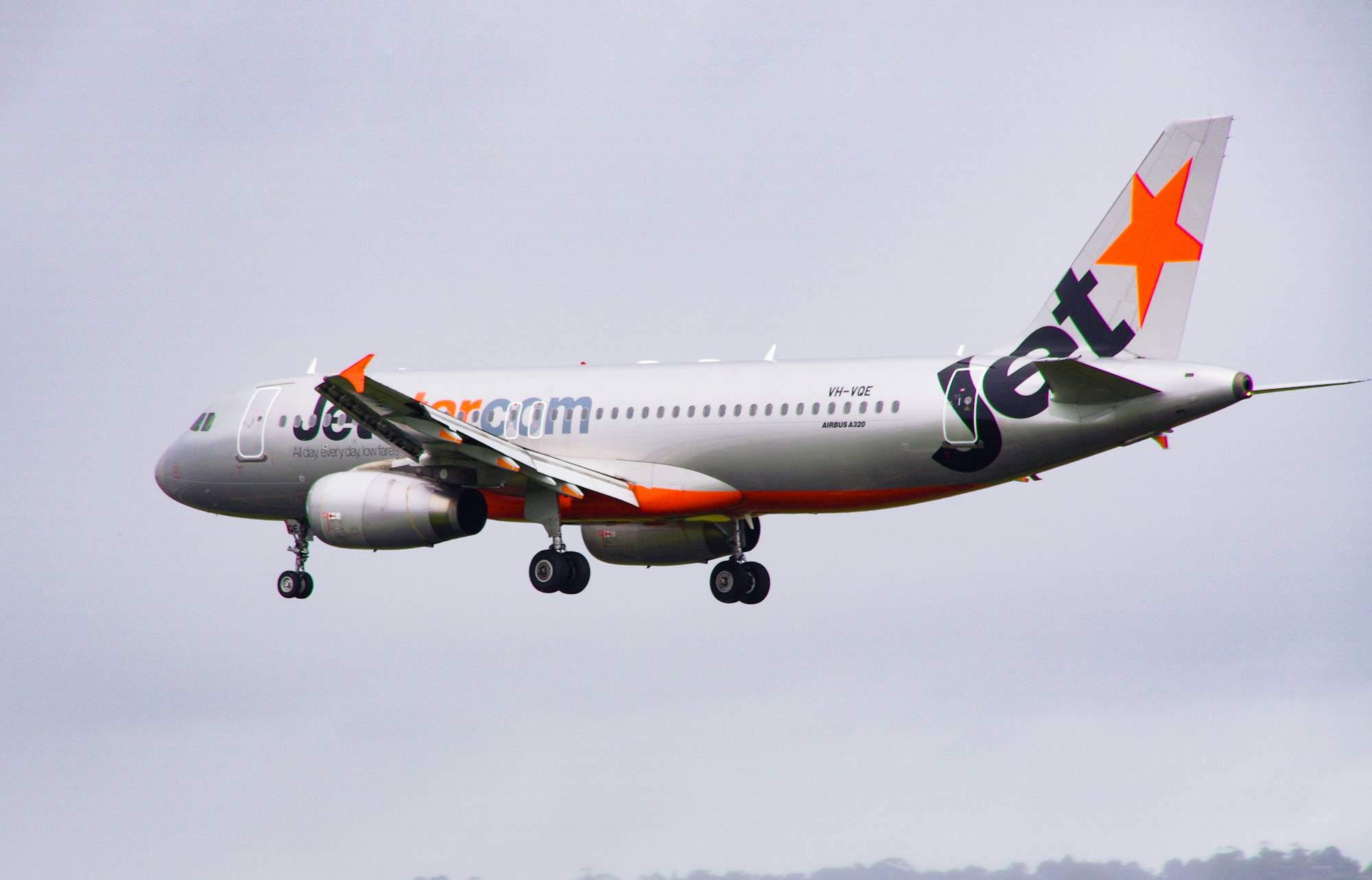 Jetstar VH-VQE at YBCG by SingingAvgeek