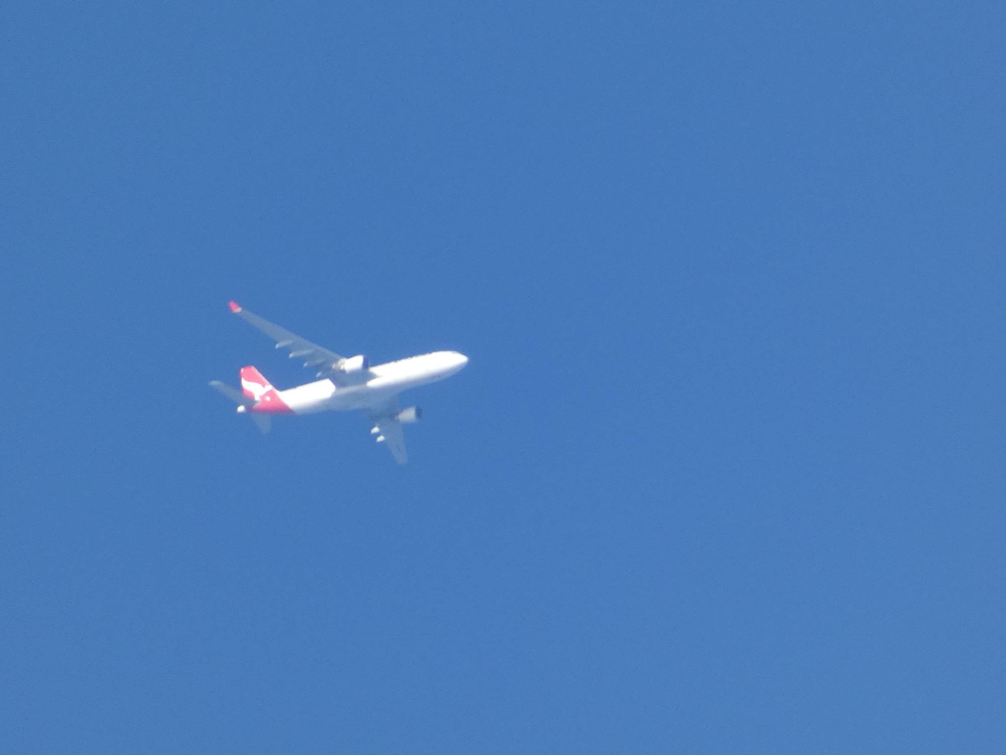 Qantas VH-EBC at YBCG by SingingAvgeek