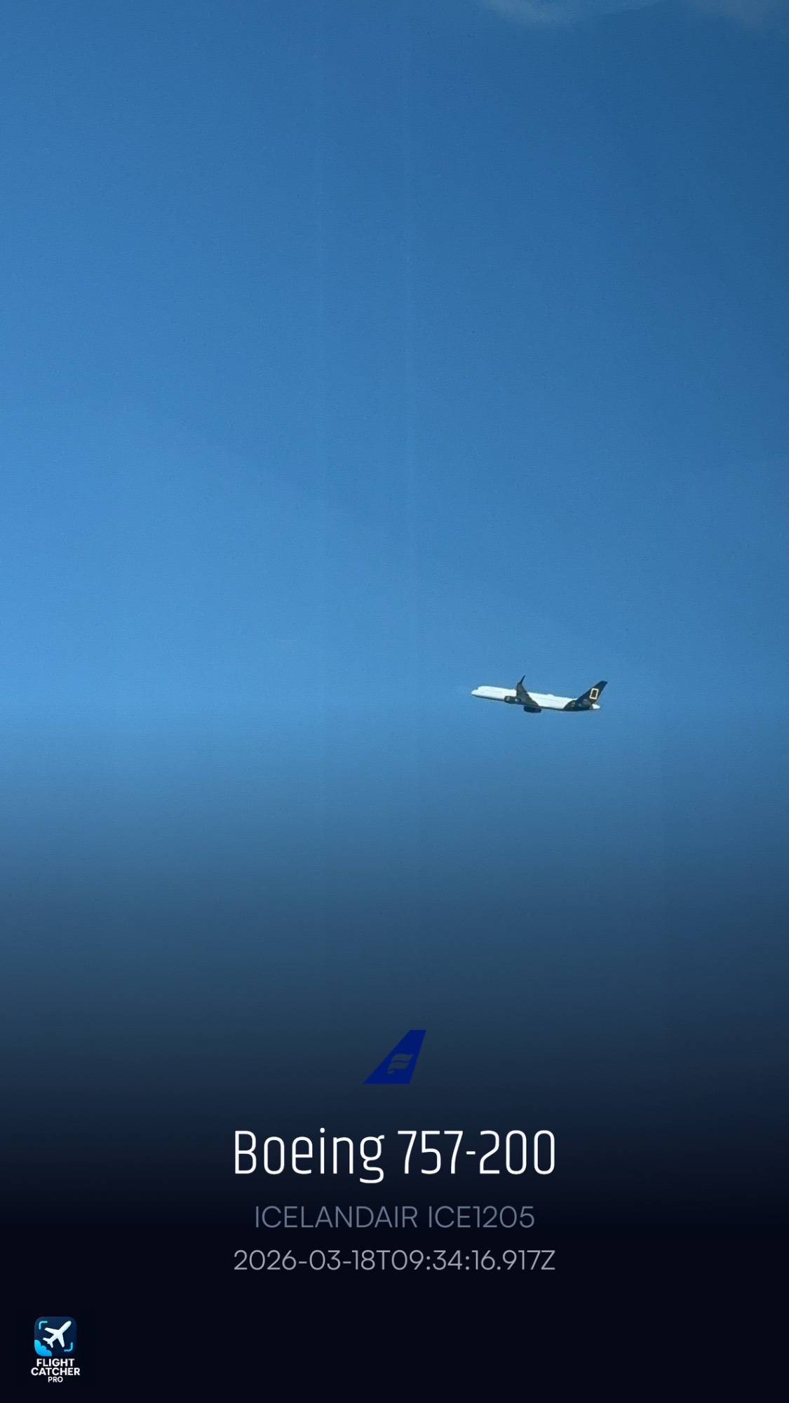 Icelandair TF-LLL at WSSS by KKNNKJ