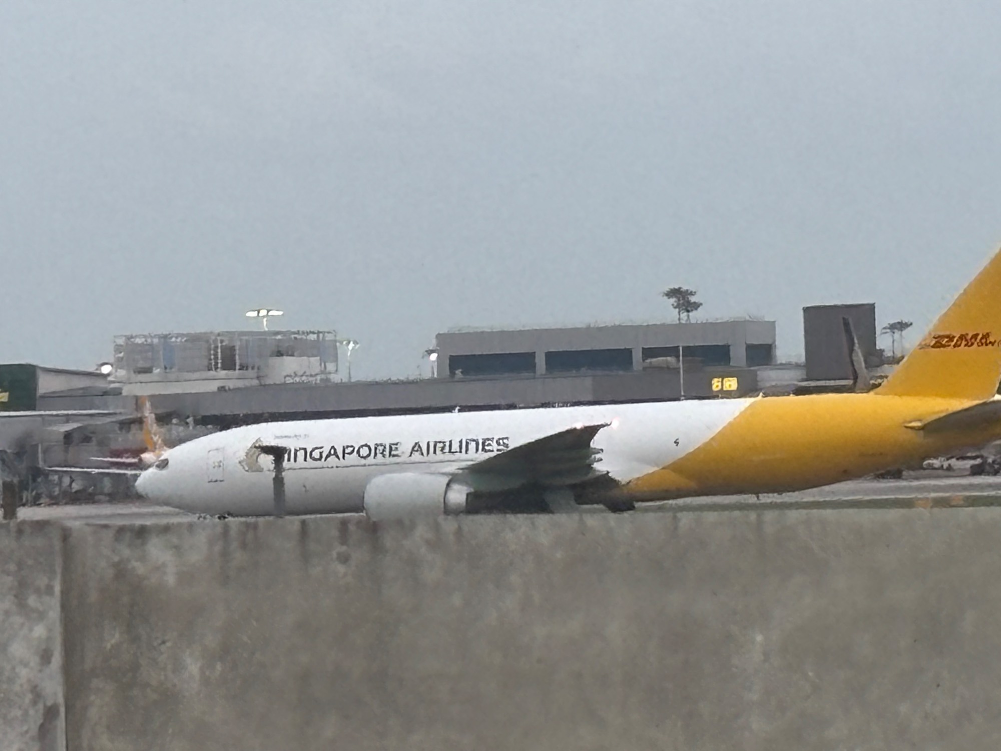 Singapore Airlines/DHL 9V-DHE at WSSS by KKNNKJ